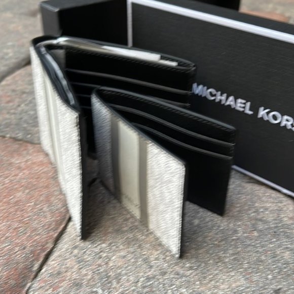 Michael Kors Boxed Signature 3 in 1 Bifold Wallet In White / Pearl Grey - Picture 2 of 14